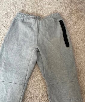Šedé tepláky značky Nike Tech Fleece - 9