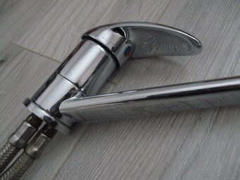 kuchynskú pákovú vodovodnú batériu a s dvomi batériovými pre - 9