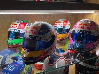 F1 prilby 1:2 a šiltovky podpisane a modely - 9