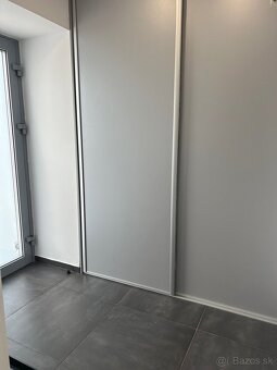 Prenajmem priestranný 2-izbový byt s parkovacím miestom - 9