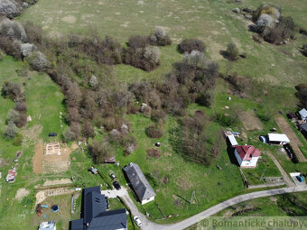 Veľký stavebný pozemok (1 ha) s vidieckym domom v tichej l - 9