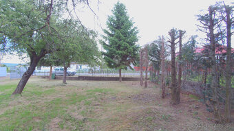 Rovinatý a slnečný pozemok v pokojnej obci Kašov - 9